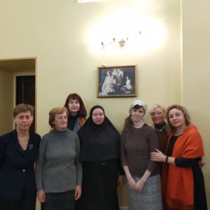 Участницы учебной группы с преподавателем инокиней Иустиной (Ивановой)