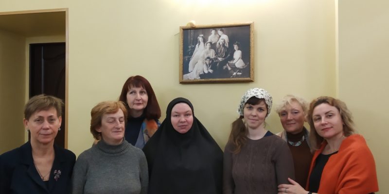 Участницы учебной группы с преподавателем инокиней Иустиной (Ивановой)